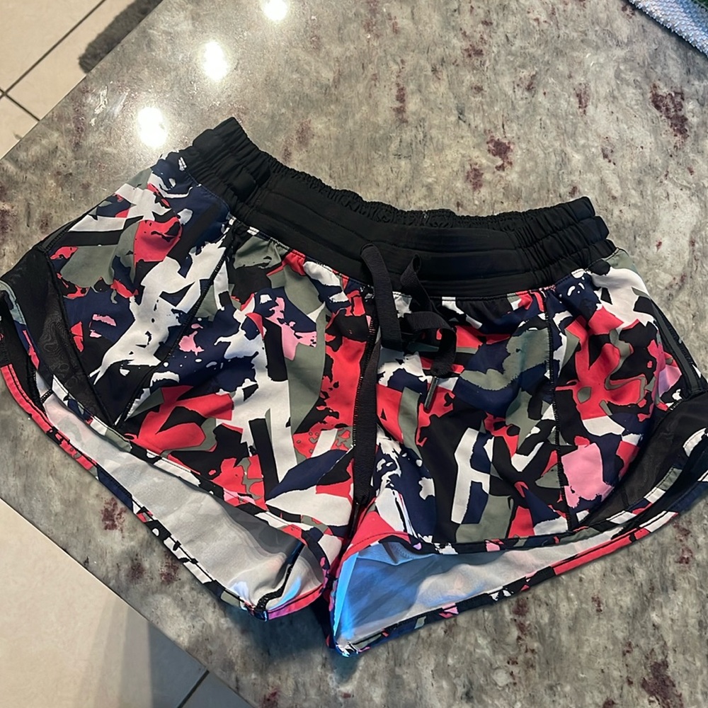 Lululemon hotty hot shorts size 6